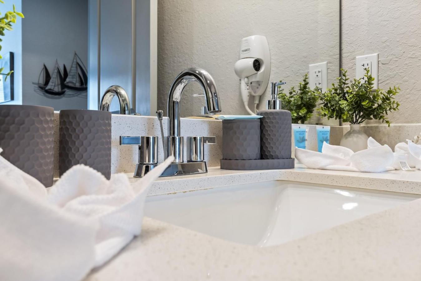 Central Avenue 2 Bed Mins From Tropicana Field St. Petersburg Exteriör bild